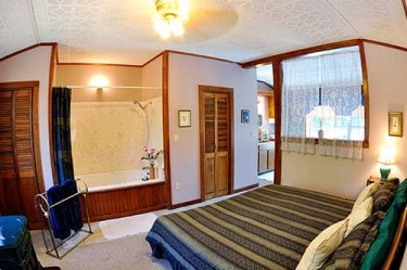 Hummingbird Pool Suite